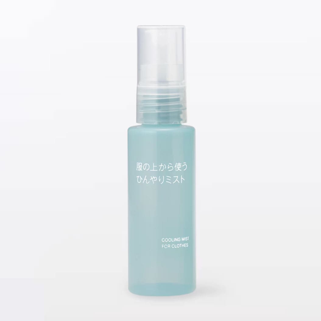 服の上から使う　ひんやりミスト（携帯用）50mL　690円。