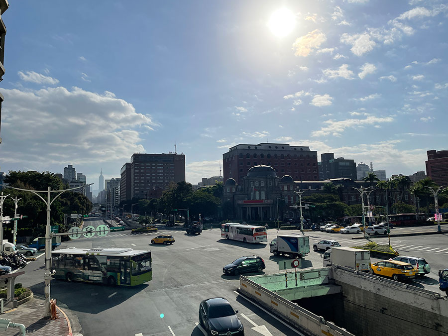 朝の時間帯は東から昇る太陽と、台北の躍動的な朝の街並みを楽しめます。