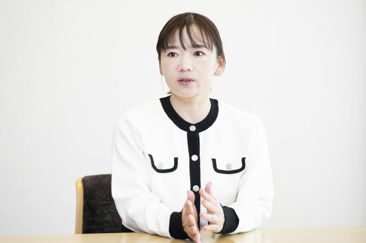 いまは2児の母の有村智恵さん　©文藝春秋　撮影・石川啓次