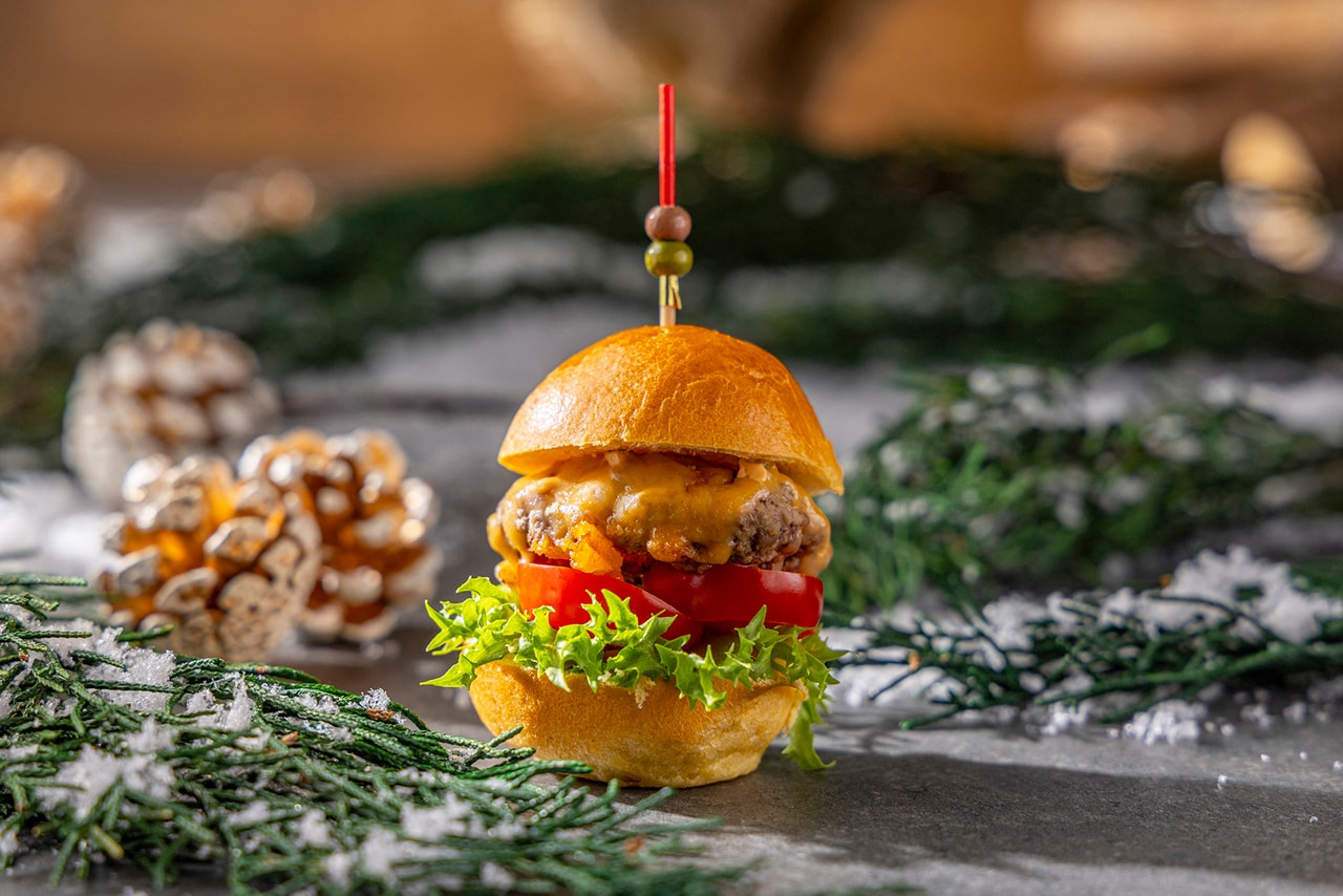 ふんわりと香ばしいブリオッシュバンズに、ジューシーなシングルパテをはさみ、レタスとトマトをトッピング。BBQソースの深みのある味わいが、パティの旨みを引き立てる「シグネチャービーフスライダー」。