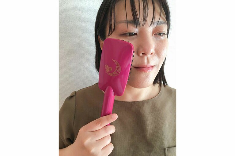 ブラシをしっかりと当てて刺激する。跡が残っても、消えるから大丈夫！