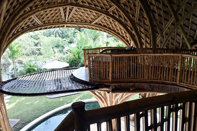 1階にせり出したようなネット。ラグを敷いて、ここでお昼寝もアリかもです。