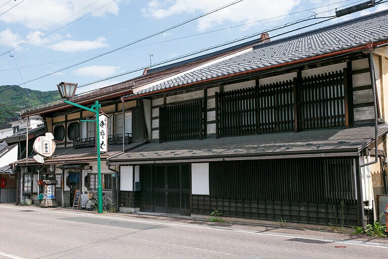 大町市街の古い建物が残る一角。