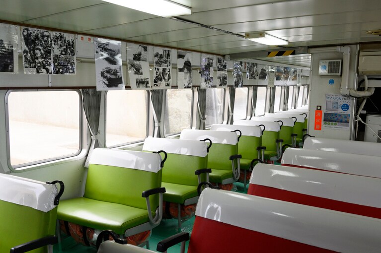 船内には、端島に人びとが暮らした時代の写真が飾られている。