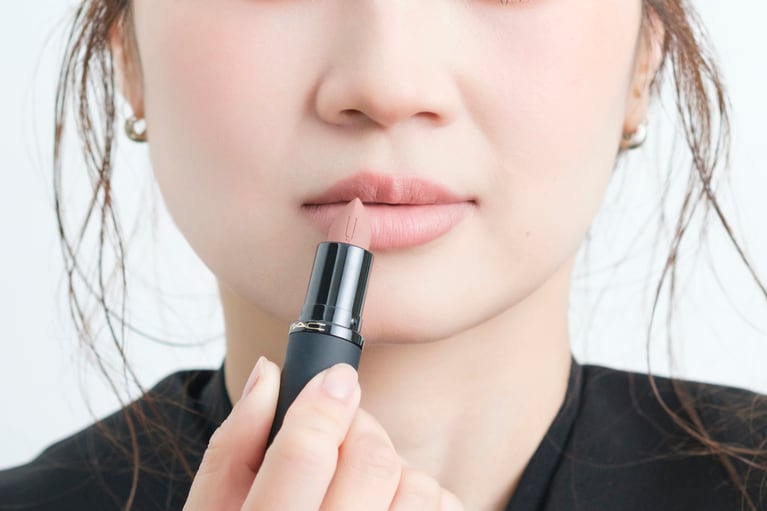 「パウダー キス ヘイジー マット リップスティック」を適量繰り出し、上下の唇全体に塗る。