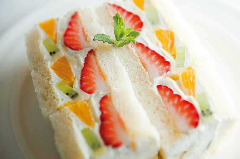 ［THE Tokyo Fruits パーラー］フルーツサンド 900円。