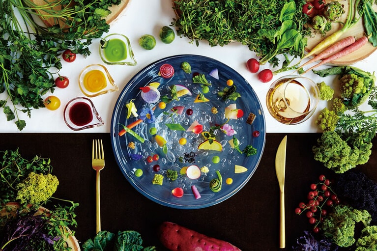 ディナーには、野菜とワインのマリアージュをテーマにしたスペシャルコース「Vine e Verdura」が供される。前菜からメイン、デザートまで、野菜の滋味深さが味わえる。