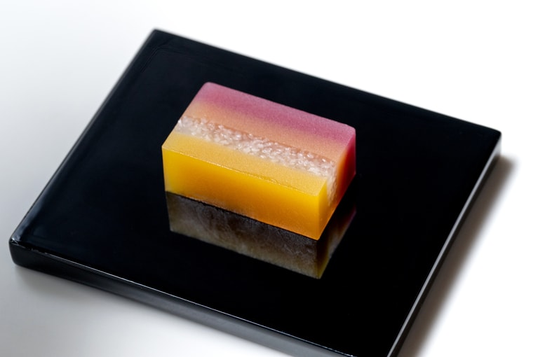 御題羊羹「明け初め（あけそめ）」。