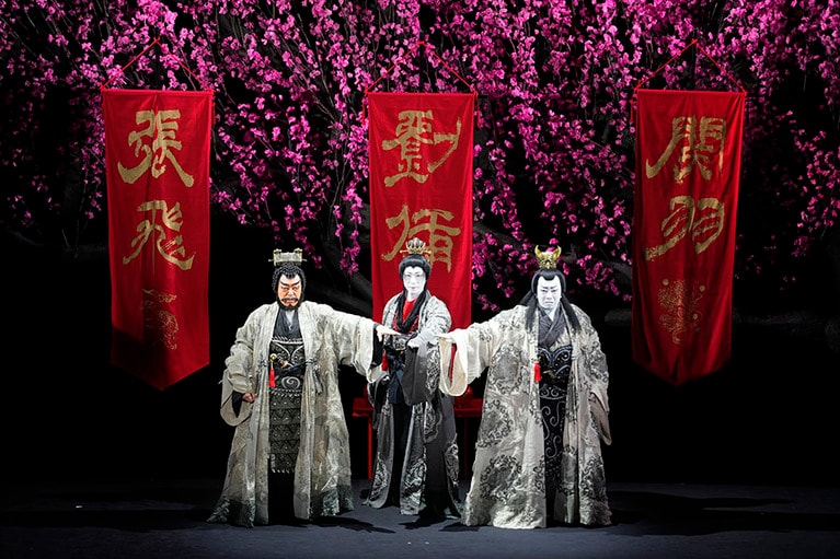 『新・三国志』右より、関羽＝市川猿之助、劉備＝市川笑也、張飛＝市川中車 ©松竹