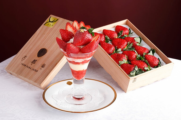 奈良県 生駒郡産“古都華”のロイヤルストロベリーパフェ 5,000円(税込)。