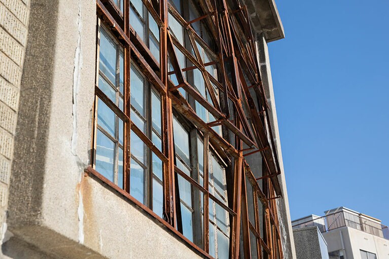 原爆の爆風によって歪んだ窓枠。