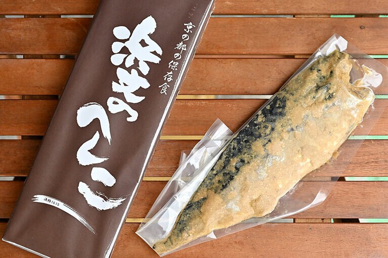 ｢浜文商店｣のさばへしこ（半身）1,300円。