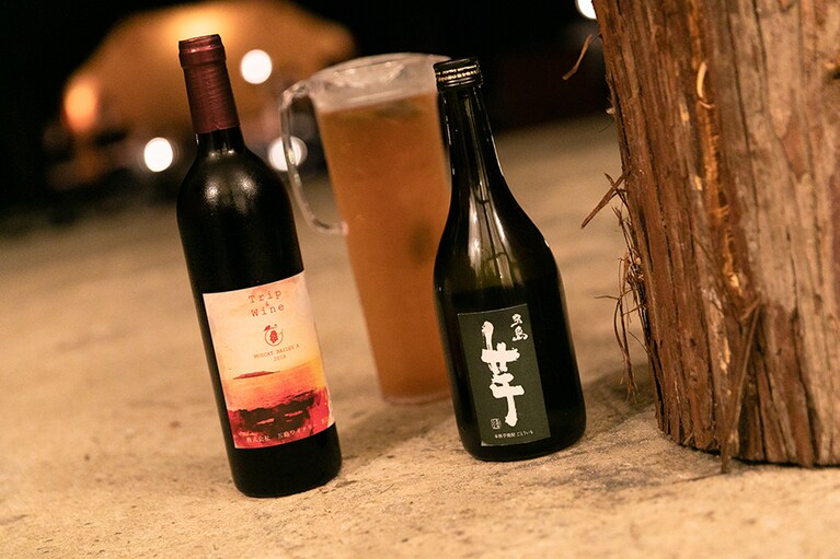 左から五島ワイン、つばき茶、五島芋。つばき茶はジャスミン茶に似ていて、すっきりとした味でした。五島芋はロックですいすいいけちゃいます。