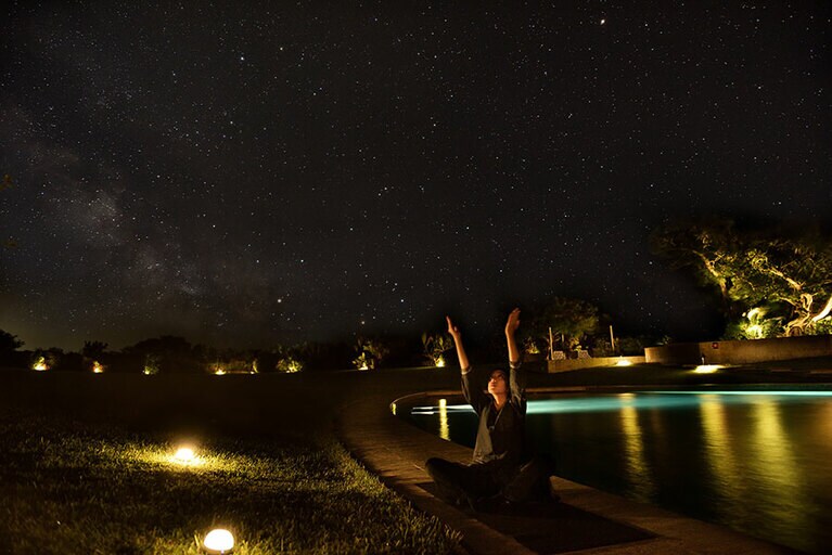 夜風が心地良いプールサイドの芝生の上で、星と月の力を感じながら深呼吸＆ストレッチ。