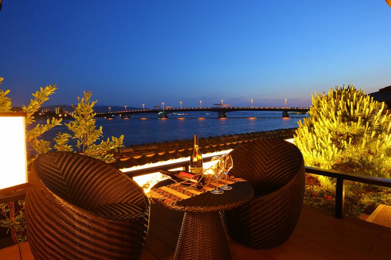 松江宍道湖畔 文人ゆかりの宿 皆美館［島根／松江しんじ湖温泉］別邸「美文」の客室「水の音」テラス。