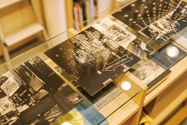 NYの混沌とする街並みを収めた写真家金村修氏のスナップショット。1点 108,000円。