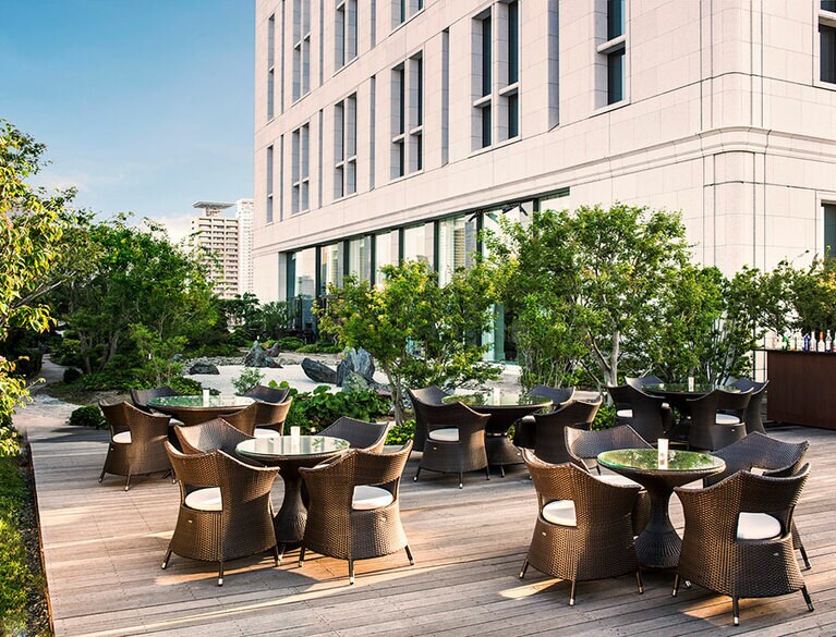 オープンエアのテラスなど、大阪の中心にいながら心癒やされる空間演出でゲストを魅了。