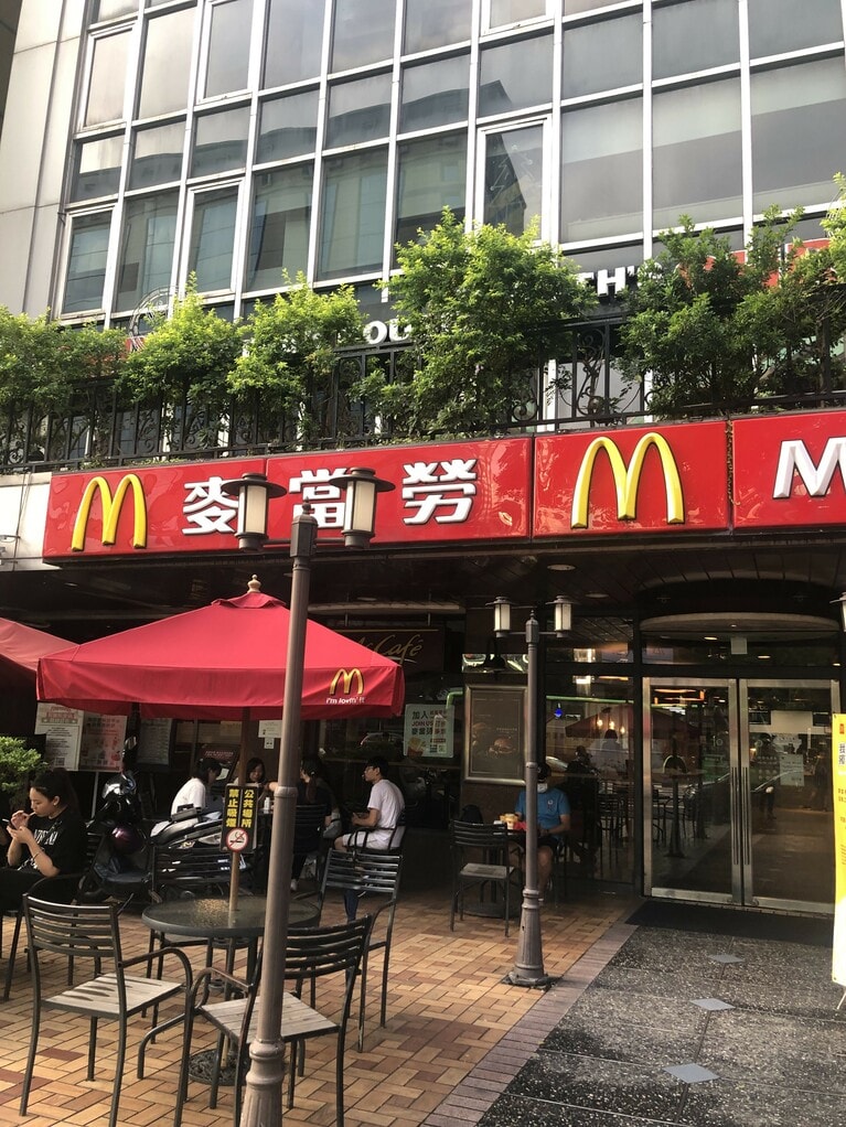 『ヤンヤン　夏の想い出』のマクドナルドはそのままだったが、多くの店が入れ替わっていた。