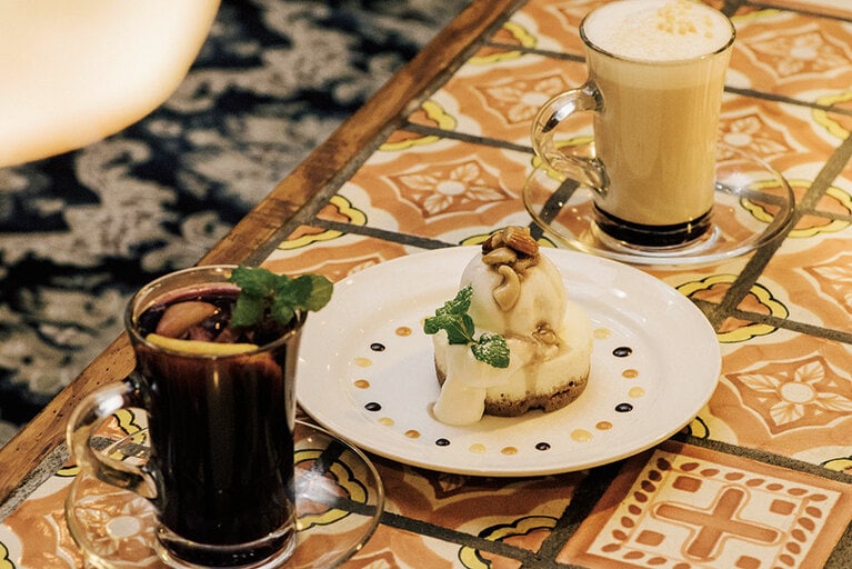 チーズケーキ 650円。ほうじ茶ラテやノンアルコールサングリア 各700円と一緒に。