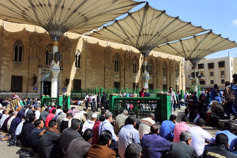 祈るために人々が集まり、入りきれなかった人は外で膝まずくアル・フセイン・モスク。