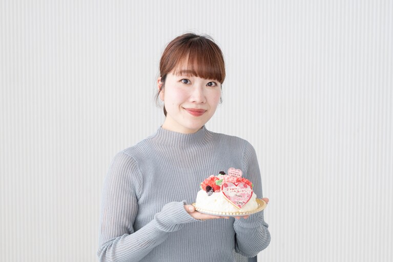 「おかあさん、いつもありがとう」と書かれたハート型の付属のプレートをつけると、母の日の特別感がよりいっそうアップ。「先にケーキ送っておいて、当日は実家に帰って一緒に食べるプランもいいなと思います」（水村さん）
