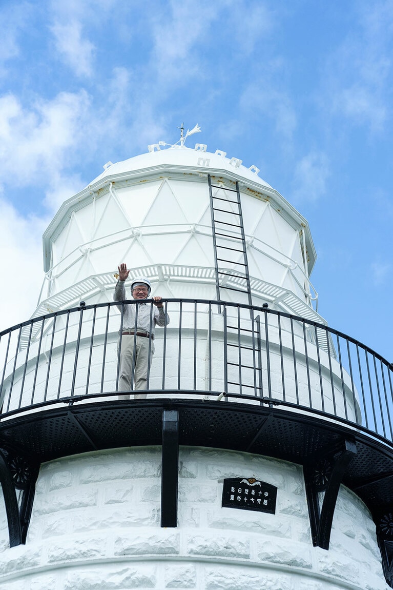 灯台の建つ禄剛崎は東、北、西の三方に海が開け、海から昇る朝日、海へ沈む夕日が同じ場所から望める岬。