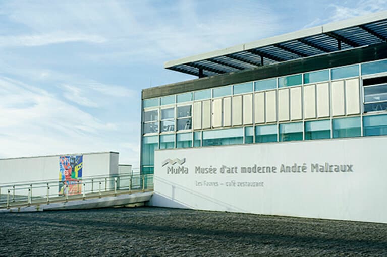 セーヌ右岸の河口に位置し、“光の箱”と呼ばれる建物。2026年6月5日～9月27日にモネ回顧展を開催予定だ。