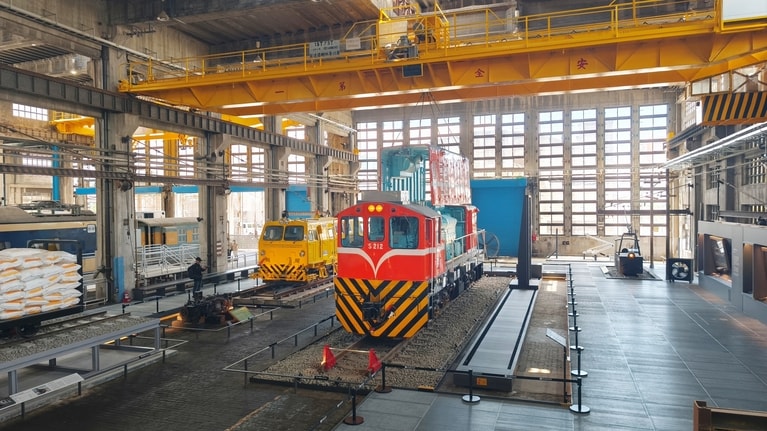 ディーゼル機関車工場はライティングも工夫されており、雨の日も晴れの日も雰囲気があります。