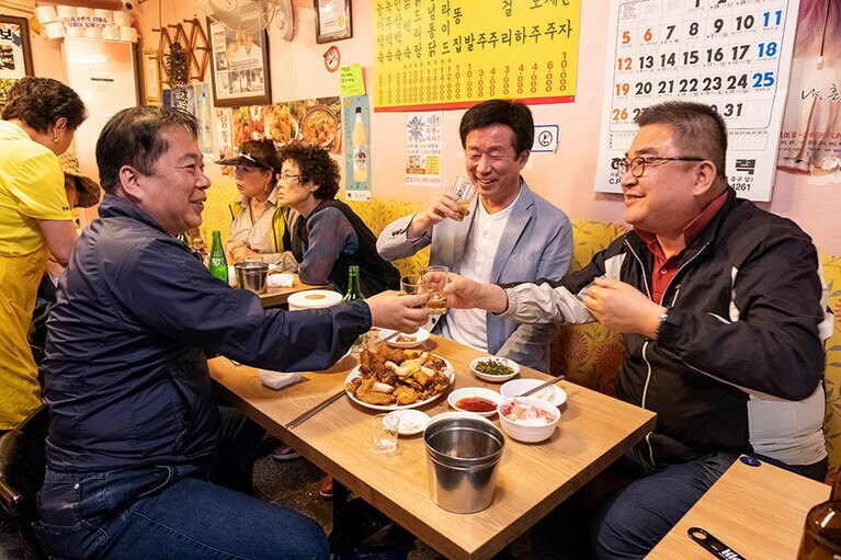 トンタクをつまみに酒を酌み交わす地元の人々も。