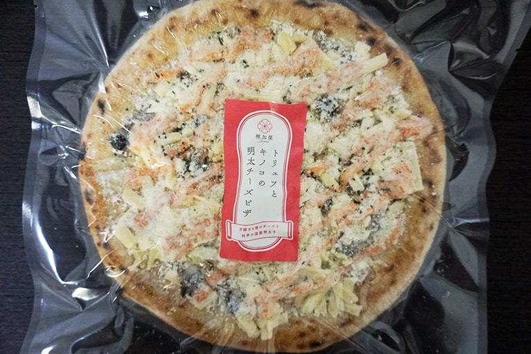 トリュフとキノコの明太チーズピザ 直径22cm 1,296円(税込)。