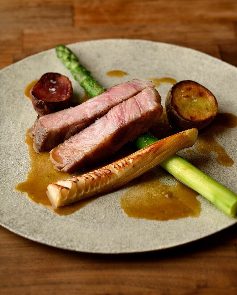 生ハムと同じ甲州乳酸菌クリスタルポークを低温調理した後にロースト。店の裏で採れた蕗で作った蕗味噌のソースで。筍、アスパラ、ジャガイモも地元産。提供はコースのみ、ランチ 6,000円、ディナー 10,000円(サ別)。