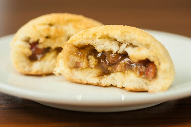 チャーシューバオを割ってみると、どろりとしたチャーシューの餡が。「しょっぱ甘くて美味しい～」と伊藤さん。