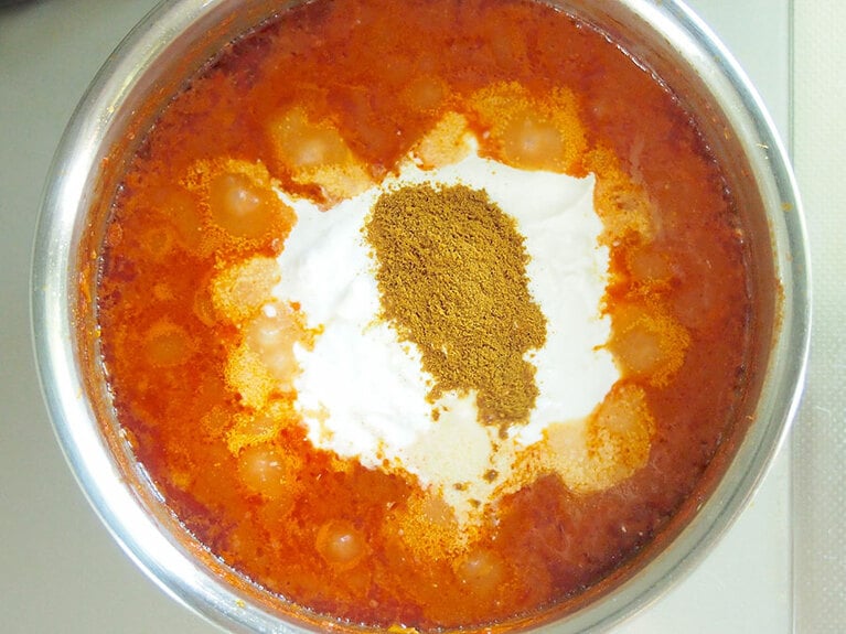 (7) 仕上げにココナッツミルク、ガラムマサラを入れてよく混ぜ、塩で味を整えます。