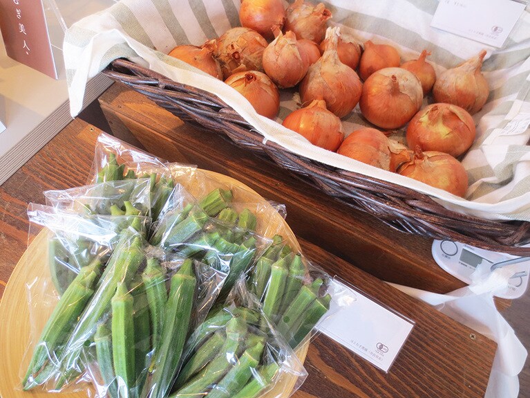 店内の一角でとれたて野菜を販売。
