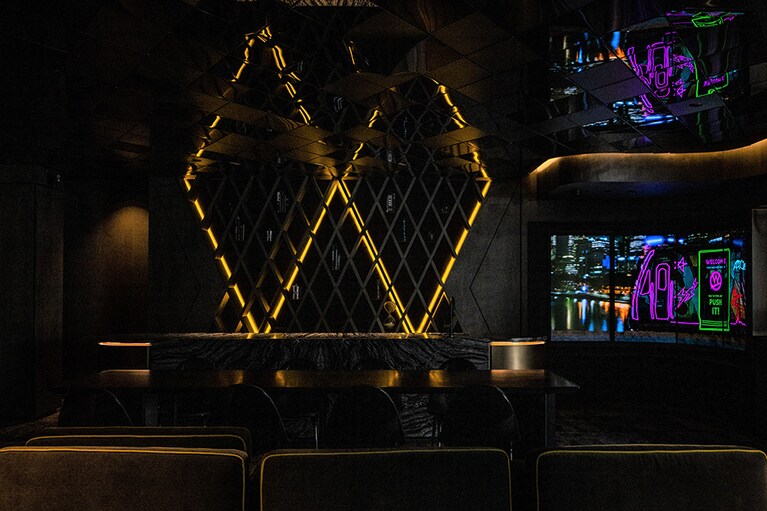 部屋の明かりを落とすとキラキラのビジュアルが展開される “インタラクティブ・ミュージックステーション”。