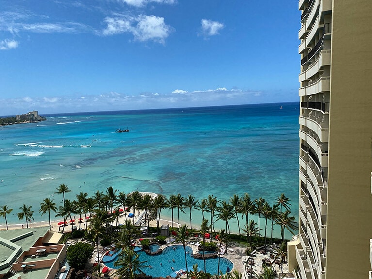 ワイキキビーチの美しさを讃えるかのごとく建てられた扇型のシェラトン・ワイキキ。