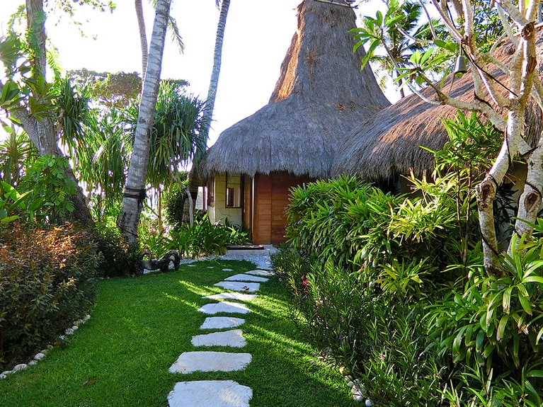 宿泊したのは1ベッドルーム、見晴台付きのMARANGGA。プールや海を臨むテラス、庭、広いバスルームなどがある邸宅仕様。