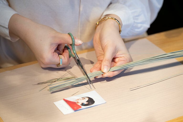 ブローチを選んだ後は、井草を一定の長さにカット。切った瞬間にふわり香る、井草の匂いに癒される。