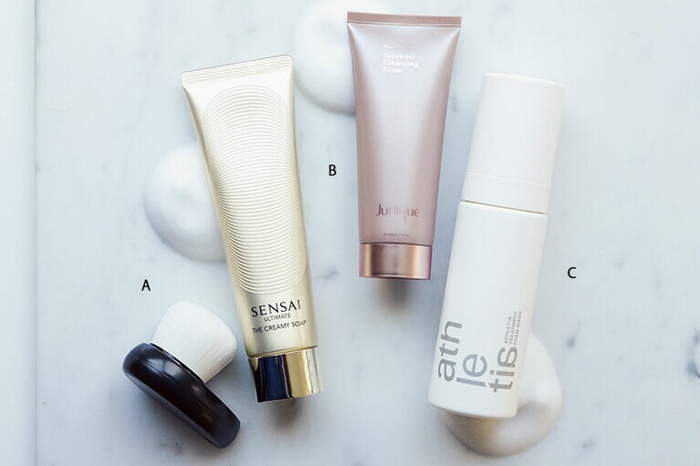 A：センサイ UTM ザ クリーミィ ソープ 125mL 15,000円／カネボウ化粧品 B：ニュートリディファイン フォーミングクレンザー S 100mL 6,000円／ジュリーク・ジャパン C：トリートメント フォームウォッシュ 150mL 3,500円／athletia