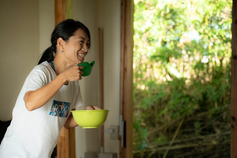「ジャラネティをやるときは、体をしっかりと90度前屈し、顔を真横に向けて行うのがコツです」(上村さん)