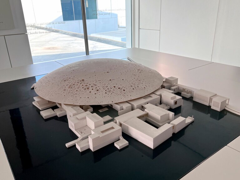 エントランスにある模型。入り組んだ建物の上にドームが載っている構造がひと目で伝わってくる。