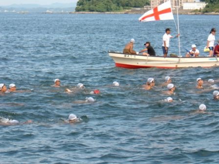 東京湾での遠泳訓練（本人提供）