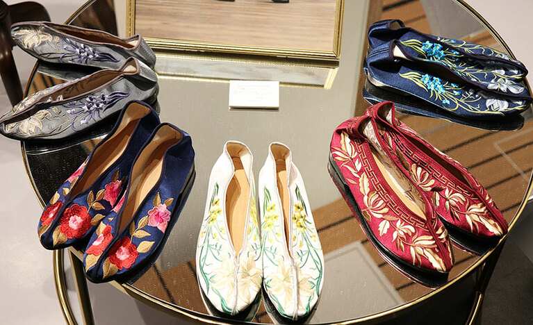 刺繍入りチャイナシューズ 各6,800円。