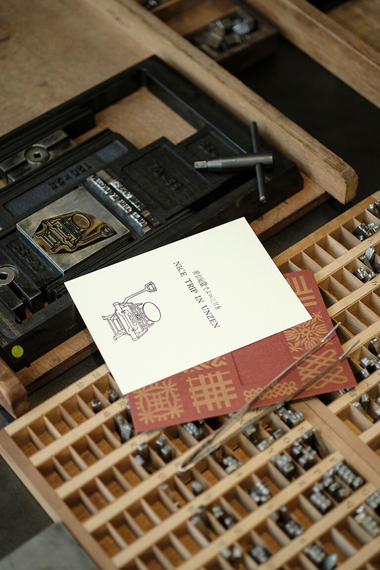 でき上がったカードには活版印刷ならではの魅力が。カードホルダーは4色から選べる。
