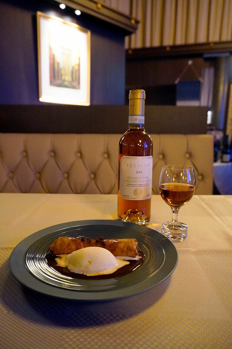 「“バナナ”のクレープ・フランベ “KOKUTO DE LEQUIO”」にはデザートワインのキャンティ・クラッシコ・ヴィンサントをペアリング。