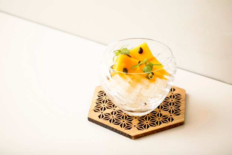 アソートセイボリーと「はもんみなかみ トマトとモッツアレラのチーズフリット」に続き、コースの中盤を軽やかに彩る「宮崎マンゴー ローズゼラニウムのグラニテ」。