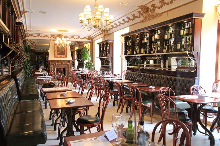 「ラ・ボティレリア・デル・カフェ・デ・オリエンテ」1階のダイニング。