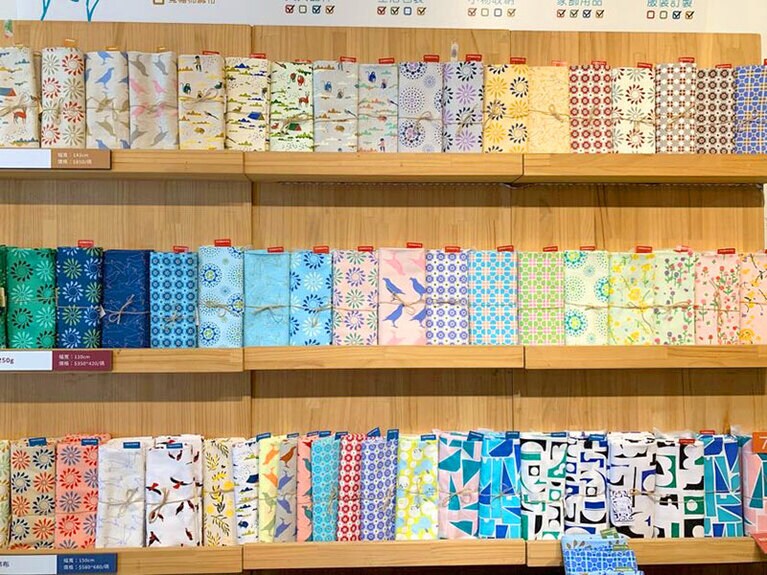 壁にずらりと並べられたテキスタイル。店ではカスタムメイドもお願いできます。