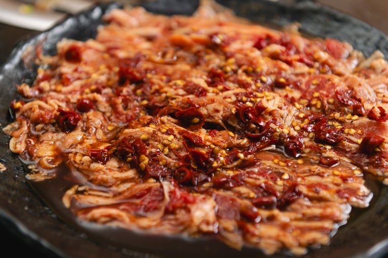 唐辛子をトッピングした「メウンウサムギョプ」1人前1,380円。