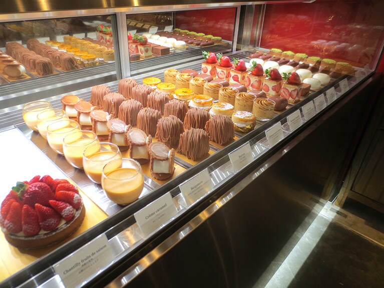 ケースに並ぶ生ケーキ。開店から早々で完売する。